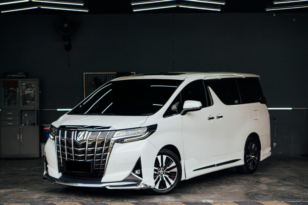 Toyota Alphard luxury minivan used for VIP transport in Bali